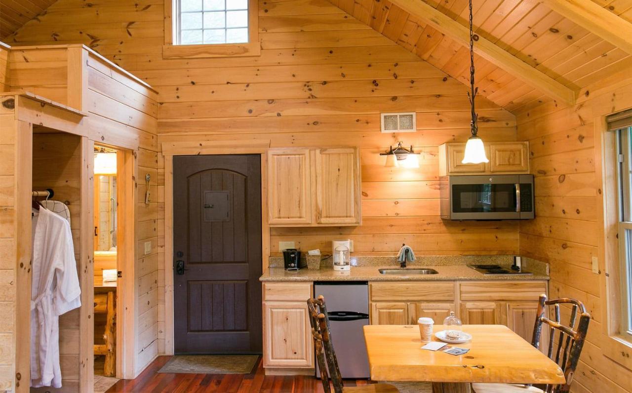 Whispering Pines Treehouse By Amish Country Lodging Millersburg Bagian luar foto
